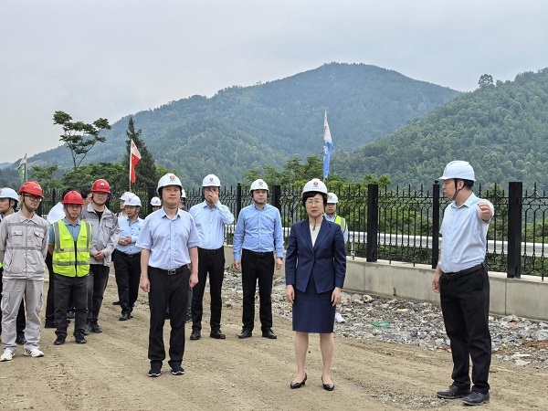 重慶市萬盛經開區黨工委副書記、管委會主任陳英一行到陜渝建材公司調研指導